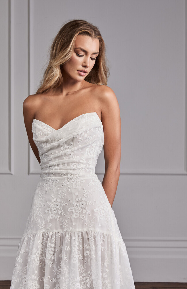 Suzanne Neville Bellisima